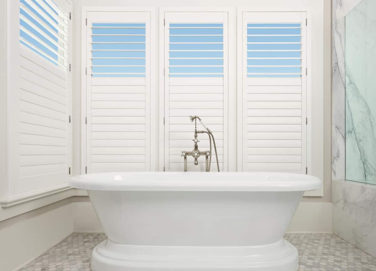 Hunter Douglas Palm Beach™ Polysatin™ Shutters, bathroom design tips, bathroom window treatments near Kenner, Louisiana (LA).
